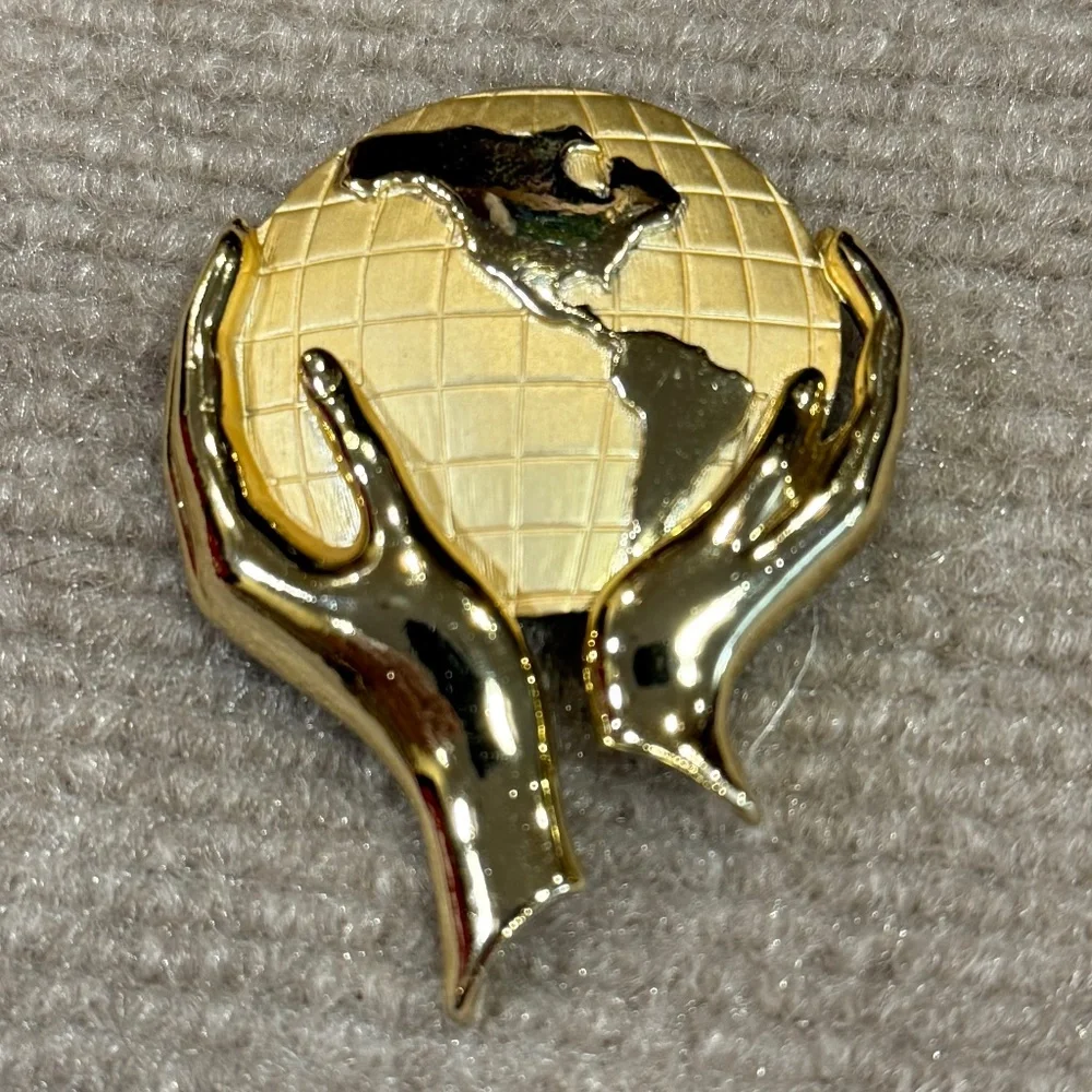 Vintage Gold Tone Whole World In Hands Brooch Pin Globe‎ Religious Symbol
